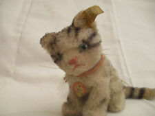 A923	Steiff 3314,00 Katze Susi, H. ca. 11,5 cm, mit Knopf, Schild und Fahne