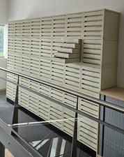 Schubladenwand aus 40 helit-Schubladenboxen mit 200 Schubladen auf Sockel