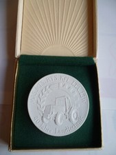 DDR Porzellan Medaille 40 Jahre Landtechnik DDR / mit Trecker Traktor im Etui