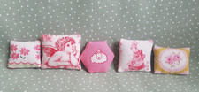 5 Kissen für die Puppenstube,  Handarbeit