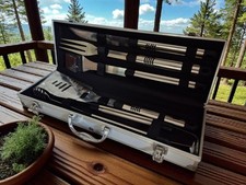 5 Teiliges Edelstahl Grillbesteck im Koffer, Wender Zange Bürste Gabel Messer