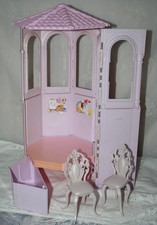 alter Rapunzel Turm mit zwei königlichen Stühlen TLC