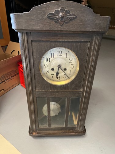 Alte gebrauchte wanduhr mit - wanduhr,