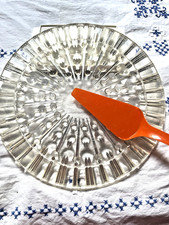 DDR Runde Tortenplatte und  rotem Tortenheber, für Camping, Haus, Garten, Plaste