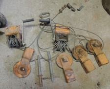 2 Handseilwinden mit Kurbel und je 2 Umlenkrollen, Steckachsen und Seile