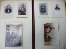 Antikes CDV Fotoalbum mit 74 Fotos auch Militär. Um 1900