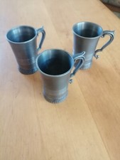 3 kleine verzierte Zinnbecher
