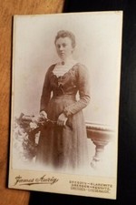 stehende junge Frau / 1900 CDV