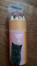 12 Buntstifte (9 cm) + Anspitzer in runder Box mit Foto von einer Baby - Katze