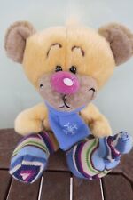 DEPESCHE - PLÜSCHTIER - PIMBOLI MIT SCHAL / GESTREIFTEN SOCKEN - CA. 22 CM GROß