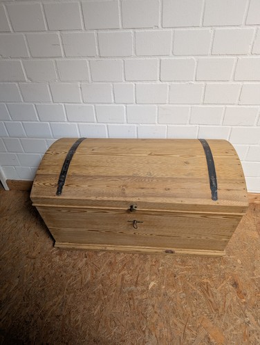 Alte runddeckeltruhe mit - alte,
