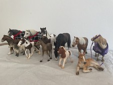 Schleich Pferde- Sammlung, 6 Pferde und 6 Fohlen, mit Decke und Halfter
