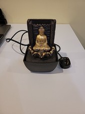 Buddha-Brunnen mit gelbem