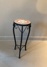 Blumenhocker Beitstelltisch schwarz, mit Terrakotta Mosaik, 50 cm hoch