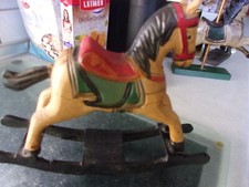 Deko-Pferd, mit rotem Sattel, auf schwarzen Kufen stehend, Höhe 19,7 cm