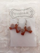 Ein Paar Ohrringe Handmade