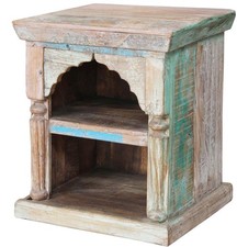 Verziertes Bücherregal -