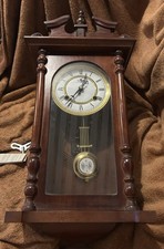 Holzkasten Mit Uhr, Pendel Zum Aufziehen Mit Schlagwerk