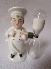 schöne alte Porzellanfigur Sanduhr Eieruhr Koch 8cm hoch nummeriert unbeschädigt