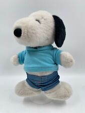 Peanuts Snoopy Hund Stofftier Plüschtier mit Jeans und T-Shirt ca. 27 cm