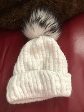 Mütze fell bommel kunstfell weiss schwarze details winter WM1