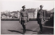 Foto AK - Offiziere Front abschreitend u.a. mit Wiederholungsspange EK - 2.WK