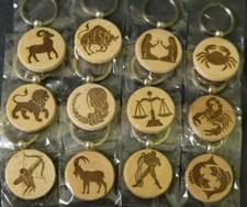 Holz Schlüsselanhänger mit Gravur Sternzeichen 