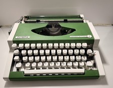 Olympia Traveller de Luxe S – Rare Green Typewriter with Case (Vintage, 1970s)