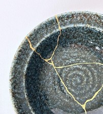 Kintsugi, blaue Schale japanische Keramik, defekt repariert mit Wabi-Sabi Kunst.