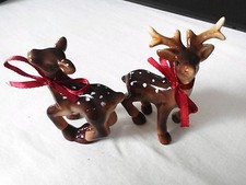 Reh und Hirsch mit Schleife