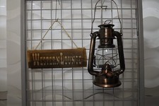 " Western Lounge"  old-style Deko-Schild + Nostalgische Petroleum-Sturmlaterne