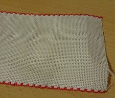 Stickband Aidastoff weiß mit roten Rand 10 cm  7195/19 1 Meter