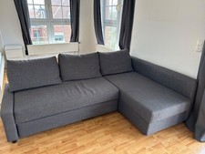 Sofa Friheten: Eckschlafsofa mit Bettkasten in der Farbe Dunkelgrau