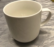 Sehr schöne, große weiße Kaffee-/Teetasse — Höhe 11 cm,  Durchmesser ca. 9,8 cm