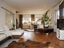 Rolf Benz 3er Couch Leder Weiss_Nussbaum mit Fussbank und drei weissen Kisse