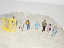 Preiser etc., : 6 Figuren vor Telefonzelle wartend , gut