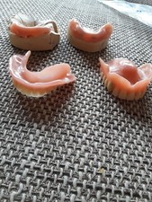 Zahnprothese oberkiefer und modell mit stiften 