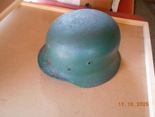 schwerer deutscher Stahlhelm 2. Weltkrieg mit viel Farbe