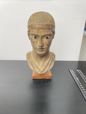 Skulptur Wagenlenker von Delphi Keramik patiniert 