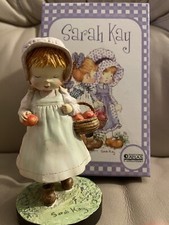 Sarah Kay Atlas Sammlerfigur „Das Mädchen Mit Den Äpfeln „