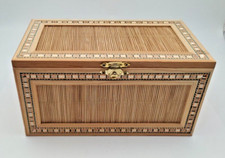 ? Vintage: Aufbewahrungs-KISTE aus Natur- und Sperrholz mit Intarsien - 1980er