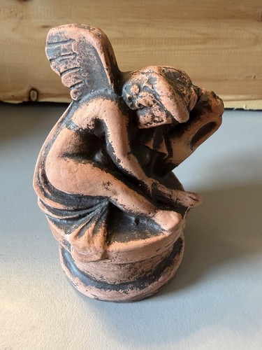Skulptur aus terrakotta ton - aus,