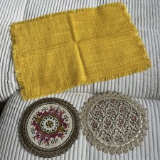 2 Brokat Deckchen aus den 60/70 er Jahren oranges Deckchen