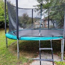 Trampolin der Marke  Jumpmax 4 Meter Durchmesser, außen ein paar kleine Risse.