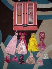 Barbie Konvolut Kleiderschrank Und Klamotten 