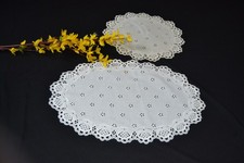 2 Spitzendeckchen, oval und