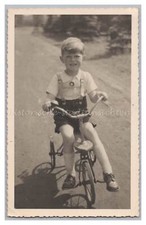 Junge mit Dreirad im RAW 1944