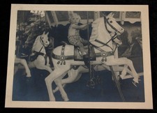 Kind auf Karussellpferd ,alter