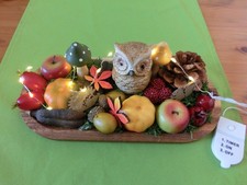 Herbst-Deko auf kleinem Holztablett mit Lichterkette Eule Zapfen Pilze Kürbis