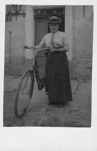 Frau mit damenfahrrad vor dem - mit,